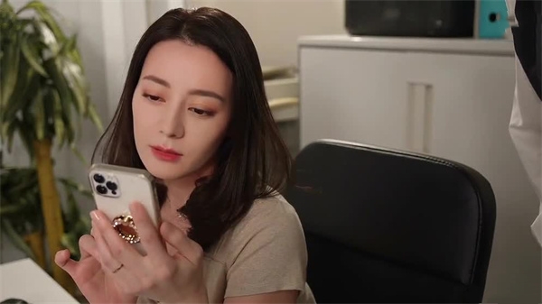 AI换脸迪丽热巴-饥渴女上司主动骑乘，激情榨干下属！